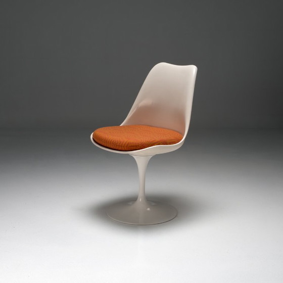 Image 1 of Silla Tulip modelo 151 y taburete modelo 152 de Eero Saarinen para Knoll