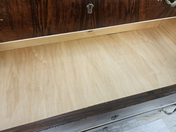 Image 1 of Commode des années 1950 en acajou et érable avec pieds laqués