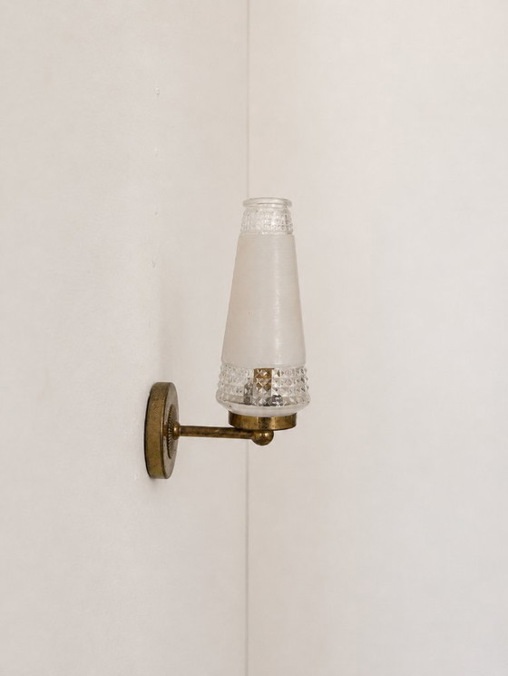 Image 1 of Een paar vintage wandlampen van glas en messing, Frankrijk, 1960.