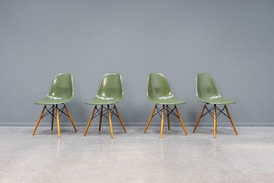 Image 1 of Eames DSW Forest groene glasvezelstoelen, 4 stuks