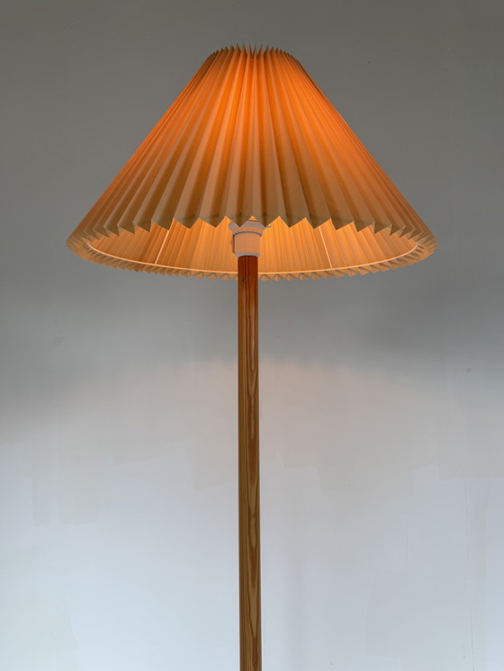Image 1 of Lampadaire vintage avec abat-jour plissé années 70