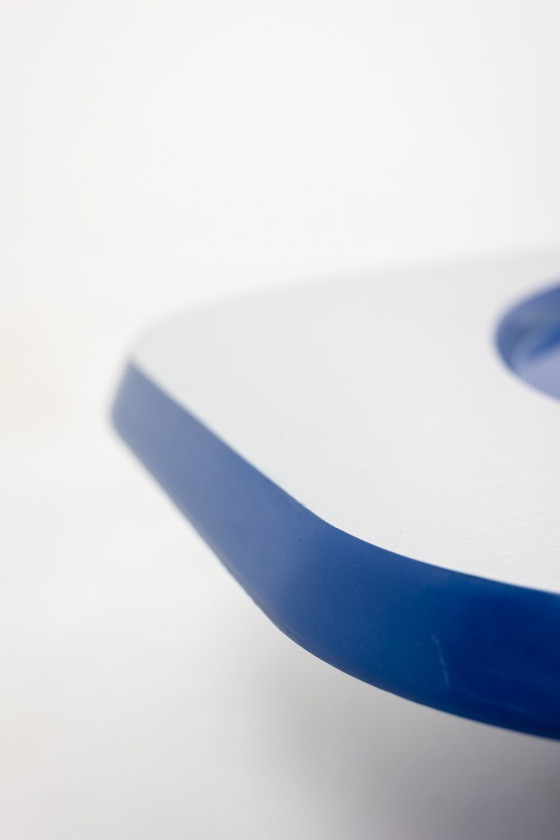 Image 1 of Tavolino organico in alluminio e laccato. Contemporaneo.