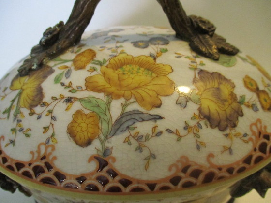 Image 1 of Toussi Court, Bonbonnière, ceramica con manici in bronzo, decorata con fiori.