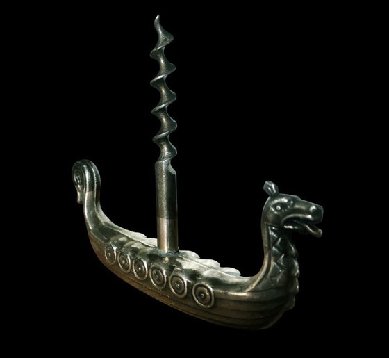 Image 1 of Sacacorchos de peltre antiguo – Barco vikingo – Alemania, circa 1960