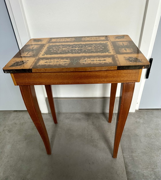 Image 1 of Vintage Italiaans tafeltje met inlegwerk en muziekdoos