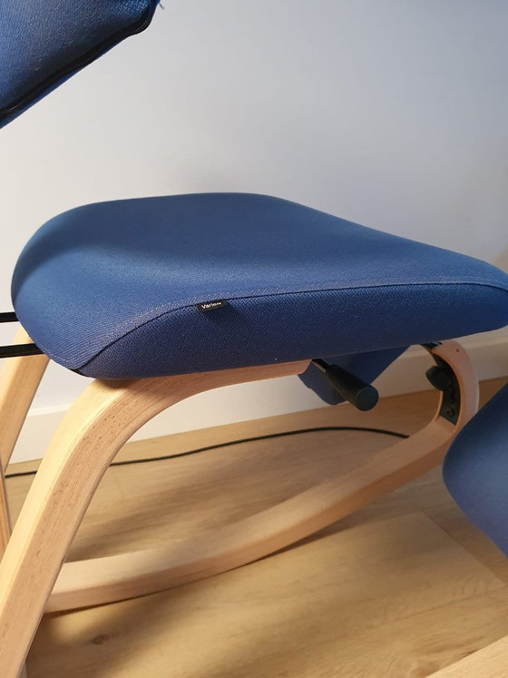 Varier Thatsit Balans silla de rodillas, textil azul, Sillas de oficina, Madera, Scandinavian (foto 6 de 6)