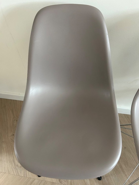 Image 1 of Vitra Eames DSR Esszimmerstühle