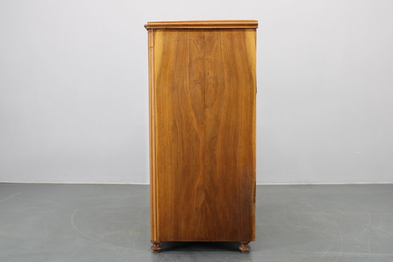 Image 1 of Gabinete antiguo con acabado en nogal, Checoslovaquia