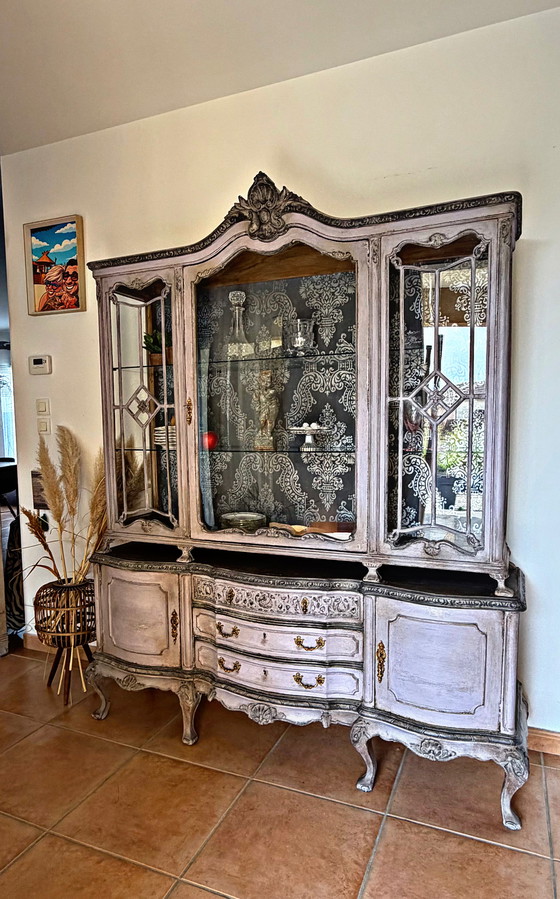 Image 1 of Vitrina rococó Luis XV con pátina: una pieza única con encanto atemporal.