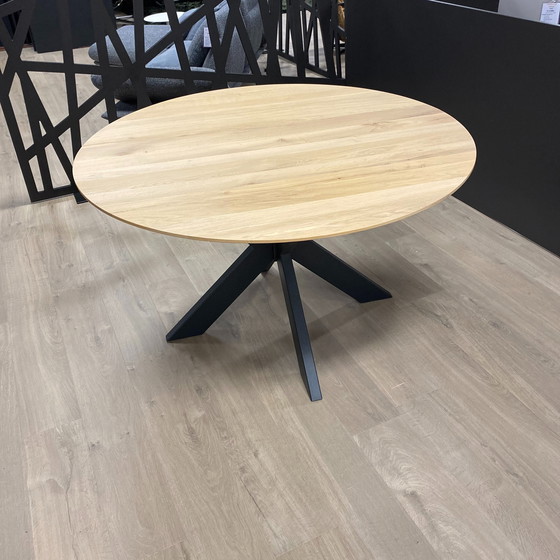 Image 1 of Table de salle à manger Nouvion Yvo Ø130 avec 3 chaises de salle à manger Koinor Essay (ensemble de 3)