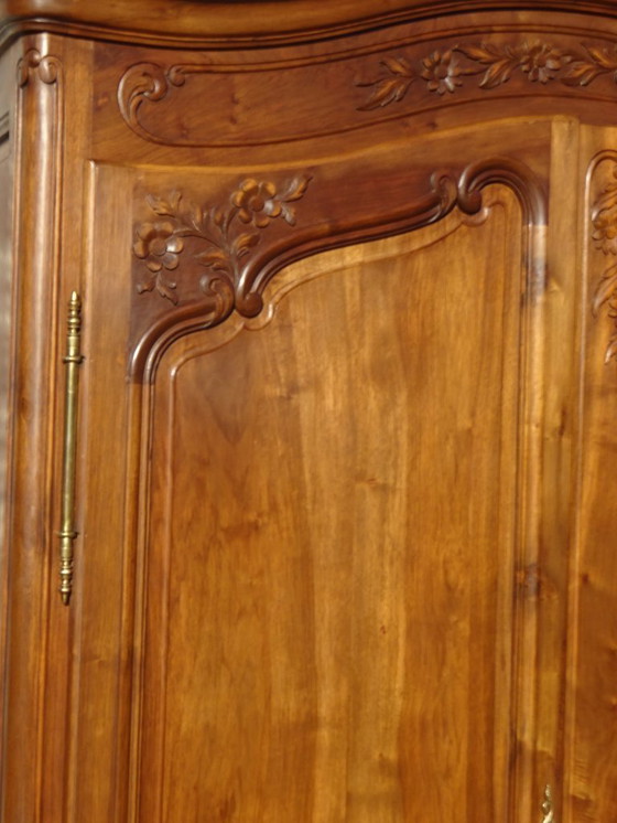 Image 1 of Armadio in noce massello in stile Luigi XV