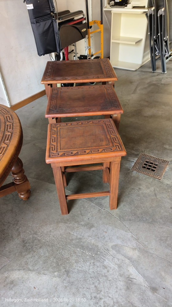 Image 1 of Zuid Amerikaanse leren salontafel en drie bijzettafels 