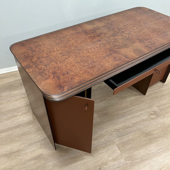 Escritorio ejecutivo "Artona" de madera de nogal con vetas de Afra y Tobia Scarpa para Maxalto, 1975. – Wood (photo 9 of 15)