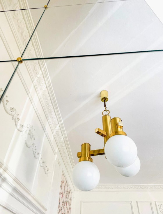 Image 1 of Vintage messing kroonluchter met opaalglas, plafondlamp uit de jaren 70 in mid-century modern stijl met 3 bollen.