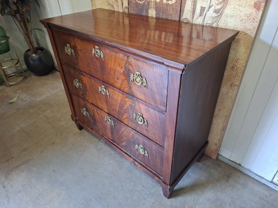 Image 1 of Antieke ladekast, commode, dressoir, met mooi beslag,  fineerschade afm. 99x45cm en 78cm hoog.