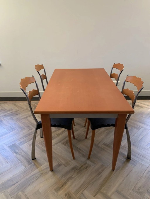 Eetkamerset met vier stoelen "Sedlak" van Borek Sipek voor Vitra en bijpassende tafel van Cidue Italy