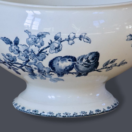 Image 1 of Grote 19e-eeuwse Franse saladeschaal, gesigneerd Sarreguemines, "Favorite" vogelcollectie