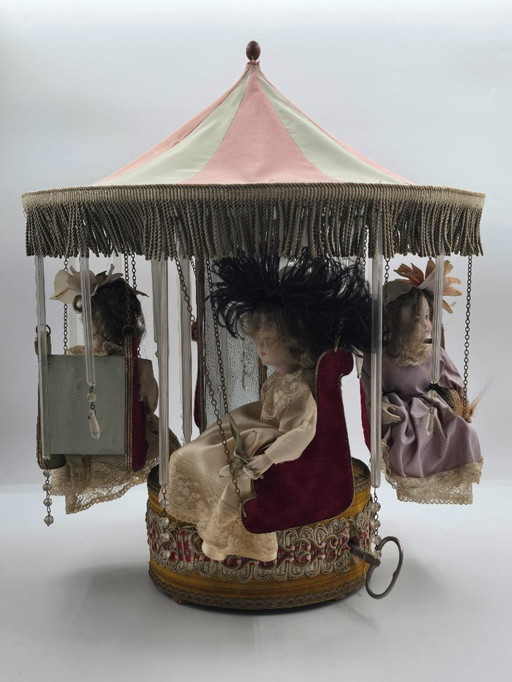 Antieke Poppen Carousel, Draaiend Met Muziek