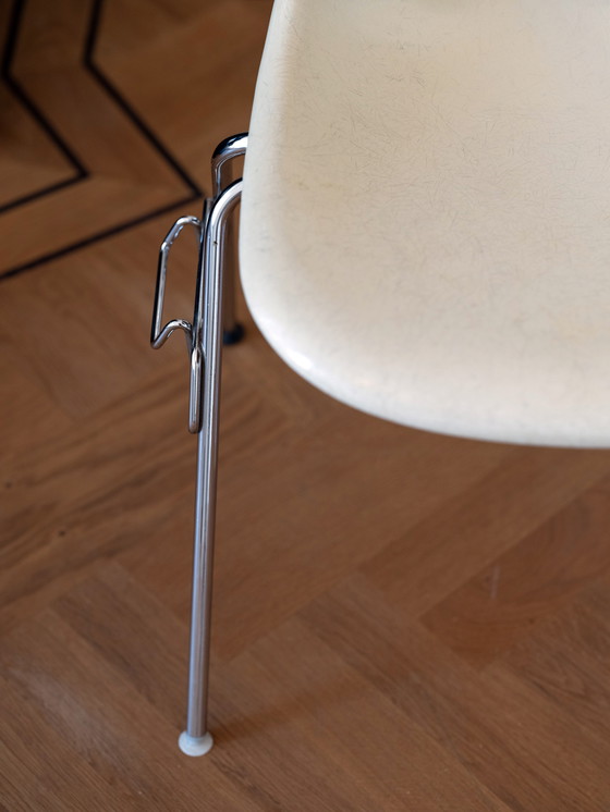 Image 1 of 4x Vitra Eames stoelen van glasvezel