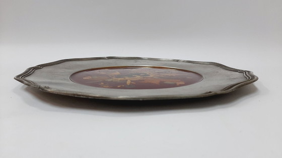 Image 1 of Piatto da parete vintage in peltro con composizione floreale pressata o essiccata incastonata nella resina