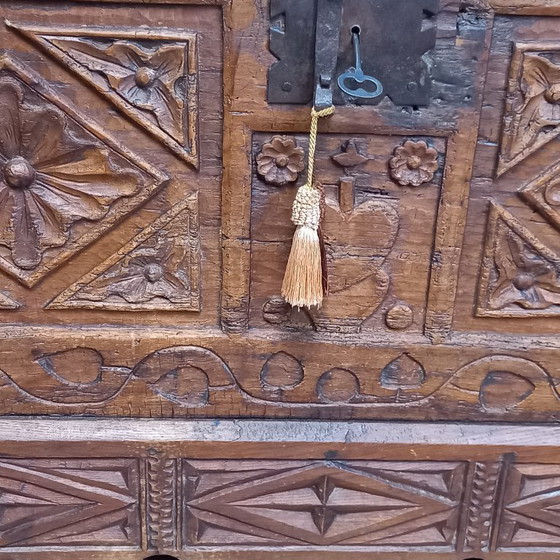 Image 1 of coffre en bois de châtaignier du XVIIIe siècle