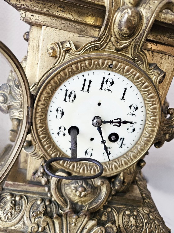 Image 1 of Grote Napoleon III-klok uit de 19e eeuw, 45 cm, 8 kg, brons en tin, met leeuwen en bustes, compleet met sleutel