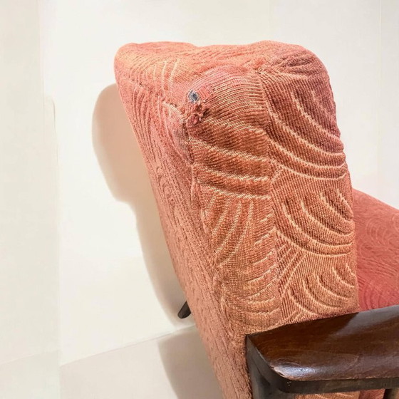 Image 1 of Fauteuil cocktail/lounge vintage avec accoudoirs en noyer et revêtement en tissu rouge d'origine. Un classique des années 19