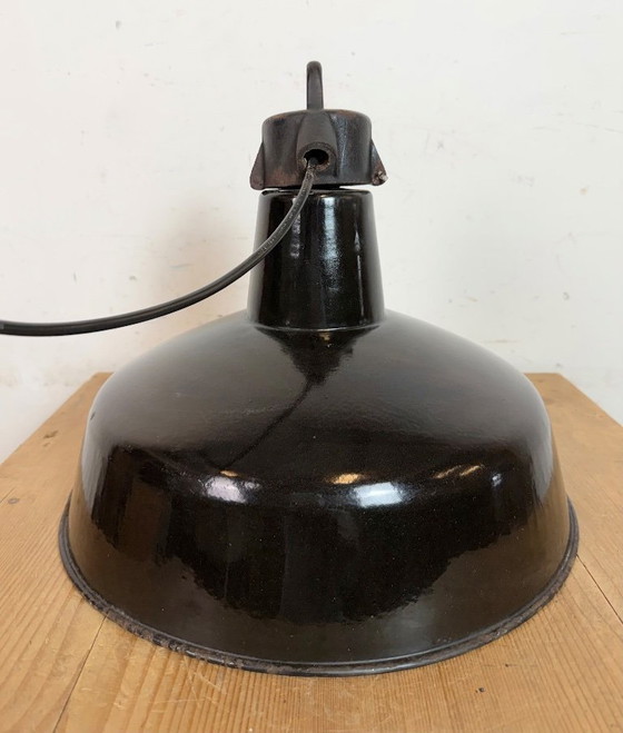 Image 1 of Industriële zwarte geëmailleerde fabriekslamp met gietijzeren bovenkant, jaren 50