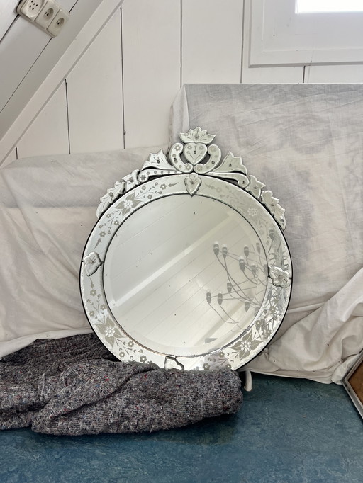 Venetian mirror in top state