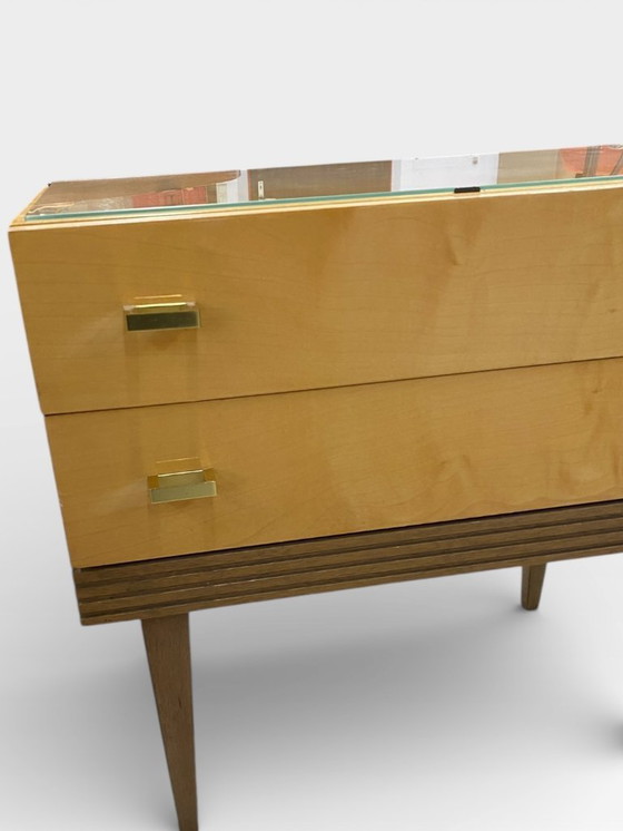 Image 1 of Mid Century Nachttisch / Kommode – Ahorn Furnier – Messinggriffe – Glasplatte – 1950er/60er – Made in Germany
