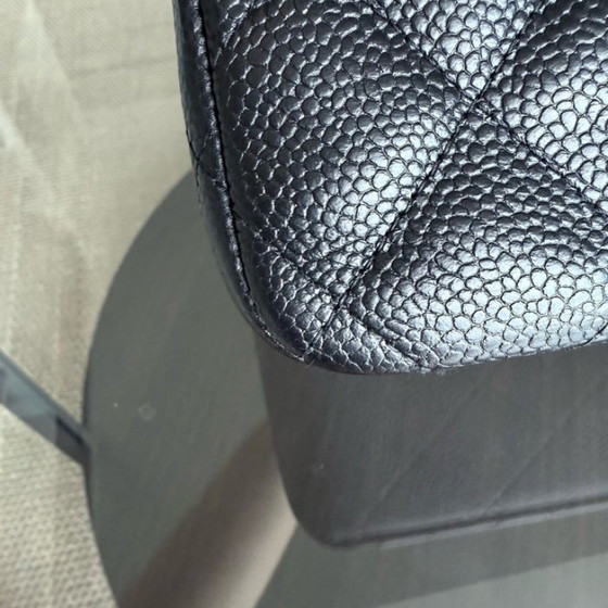 Image 1 of Borsa Chanel Classic Flap Jumbo - Caviar 30 cm, doppia patta, pelle di vitello martellata trapuntata, nera, con finiture dorate.