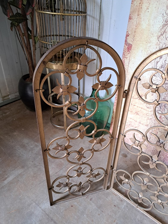 Image 1 of Antiek goudkleurig haardscherm . 61cm breed, zijkanten beweegbaar 31cm, en 77cm hoog.