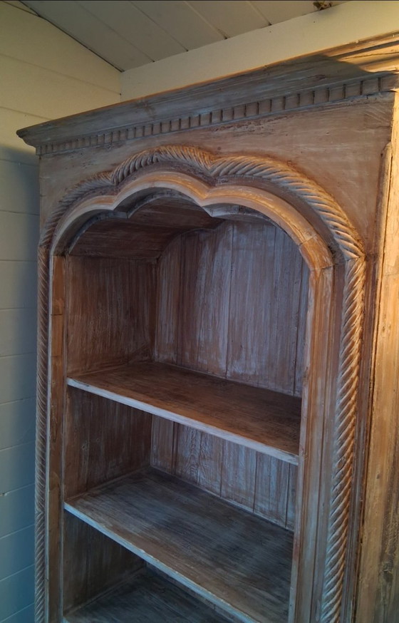 Image 1 of Armoire rustique sculptée à la main
