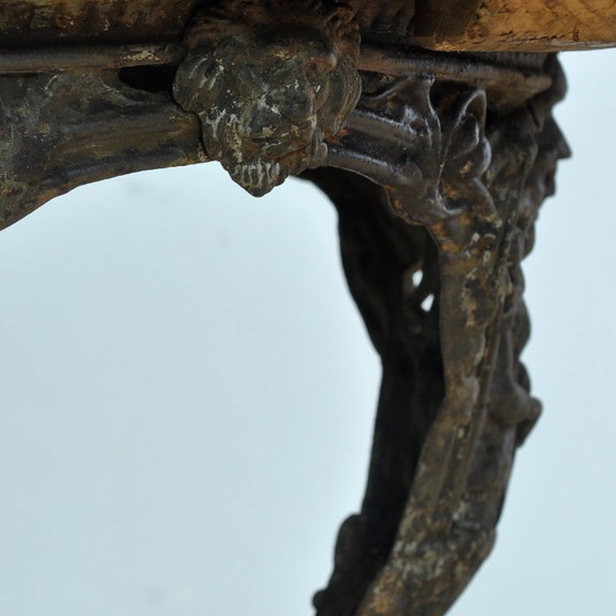 Image 1 of Mesa de jardín de hierro fundido con tablero de pino.