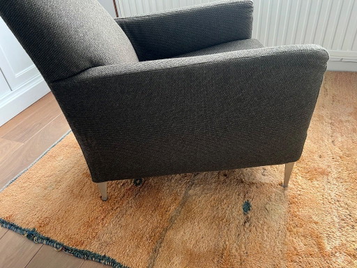 Sillón de B&B Italia, modelo Dandy, en tela marrón.