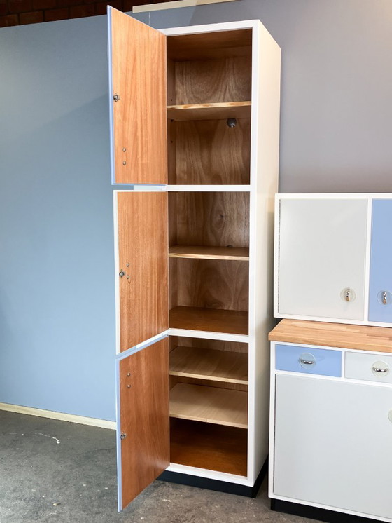 Image 1 of Muebles de cocina, azul pastel y gris claro, estilo años 60, mediados de siglo.