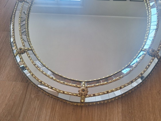 Elegante espejo de pared ovalado de estilo Hollywood Regency con consola de pared de estilo barroco. – Glass (photo 8 of 10)