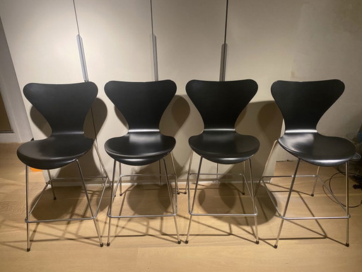 Taburetes de bar con diseño de mariposa de Fritz Hansen