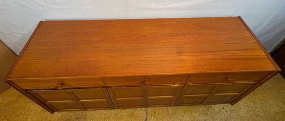 Image 1 of Een zeer gewild teakhouten dressoir in mid-century modern stijl van Nathan, circa 1960-1970.
