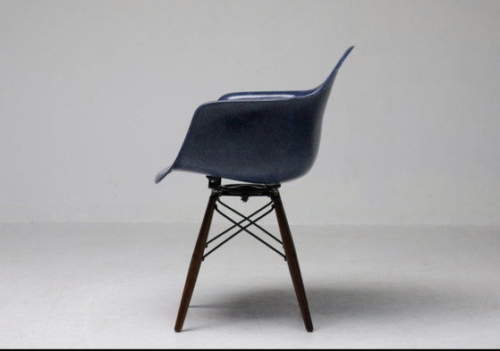 Sillón Eames de Herman Miller – Azul índigo y nogal – Sillas de comedor, Wood (photo 4 of 10)