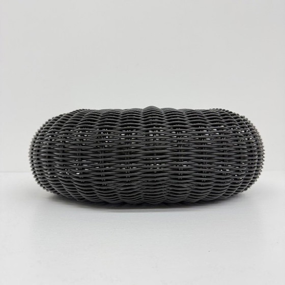 Pouf rotondo in plastica intrecciata, grigio scuro, Ikea, Poggiapiedi e pouf, Modern (foto 2 di 13)