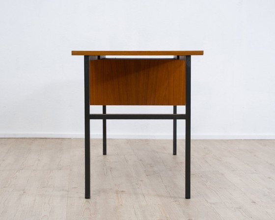 Image 1 of Bureau in mid-century modern stijl uit de jaren 60, met een strak, modern design. Teakhout.