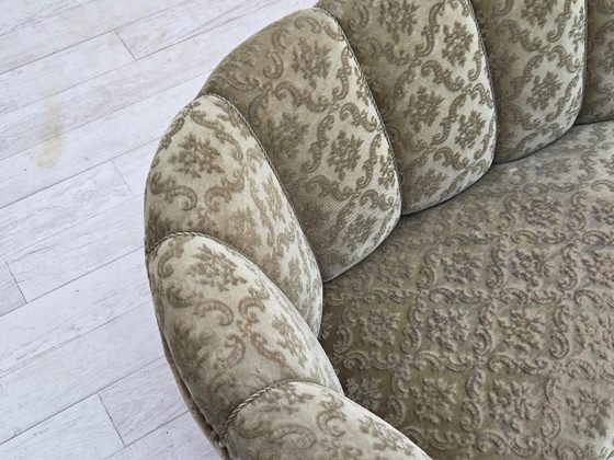 Image 1 of Sofá curvo danés de 2 plazas de los años 60, tapizado en terciopelo verde claro.