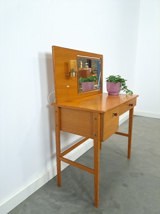 Image 1 of Tavolo da trucco con specchio e lampada dalla Svezia