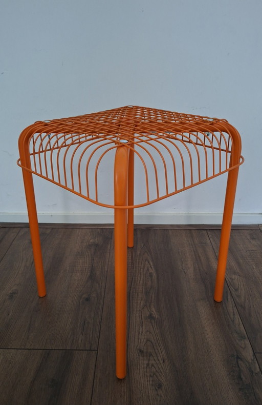 Taburete de acero con alambre Vasteron Vintage de Ikea en color naranja. – krukjes, Metal