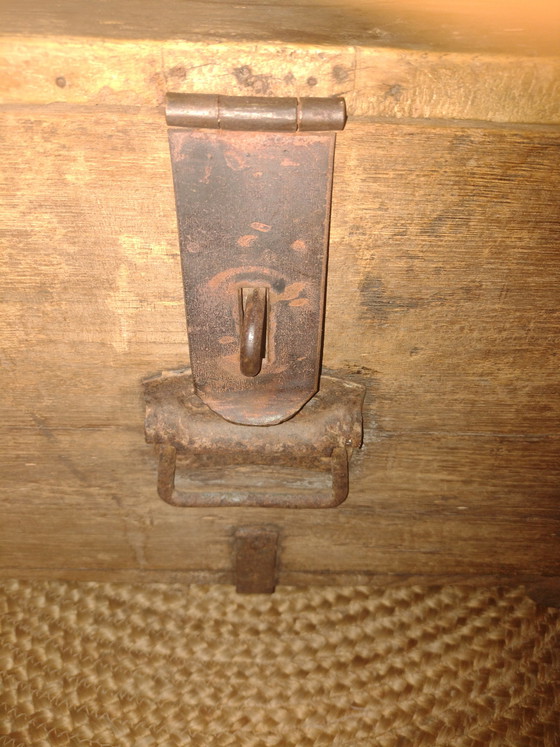 Image 1 of Une vieille table ayant appartenu à mon grand-père.