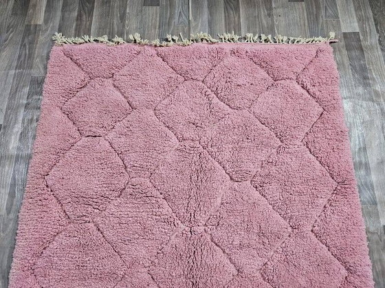 Alfombra bereber rosa tradicional hecha a mano 250cm x 150cm (photo 5 of 9)
