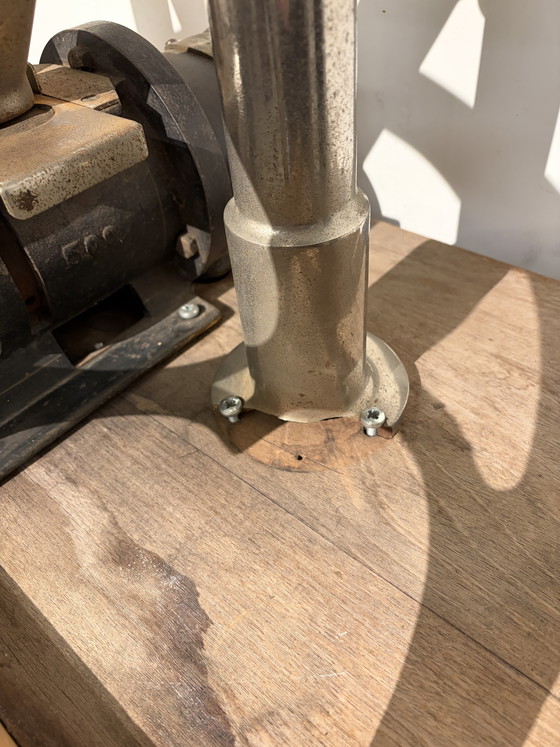 Image 1 of Raro macinacaffè di grandi dimensioni con grande ruota in ferro e base in pino; i cassetti sono di epoca successiva.