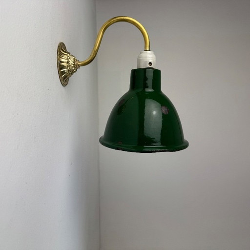 Applique antica da officina in ottone e lamiera smaltata