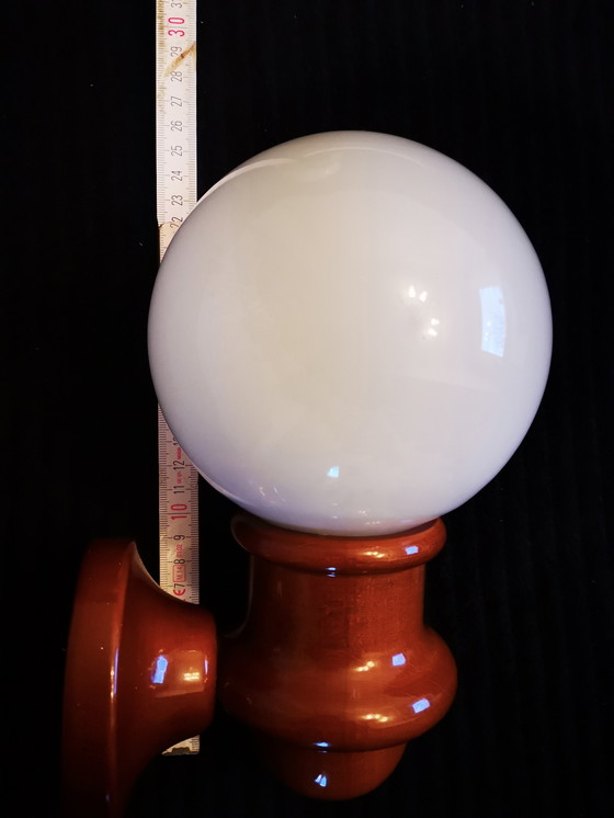 Image 1 of applique vintage con globo in vetro opalino e base in legno